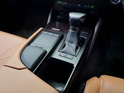 KM22rb Lexus ES 300h hybrid Ultra Luxury At 2019 Sedan putih 10
