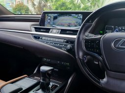 KM22rb Lexus ES 300h hybrid Ultra Luxury At 2019 Sedan putih 12