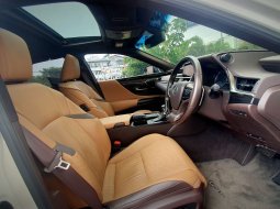 KM22rb Lexus ES 300h hybrid Ultra Luxury At 2019 Sedan putih 14