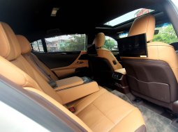 KM22rb Lexus ES 300h hybrid Ultra Luxury At 2019 Sedan putih 15