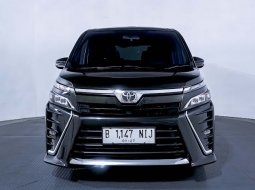 Toyota Voxy 2.0 A/T 2017 1