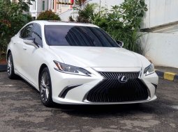 KM 22rb! Lexus ES 300h Ultra Luxury AT 2019 Putih