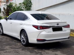 KM 22rb! Lexus ES 300h Ultra Luxury AT 2019 Putih 7