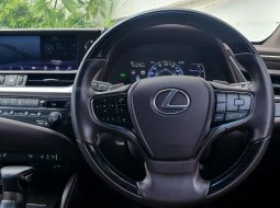 KM 22rb! Lexus ES 300h Ultra Luxury AT 2019 Putih 13