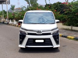 Toyota Voxy 2.0 A/T 2021 putih sunroof  cash kredit proses bisa dibantu