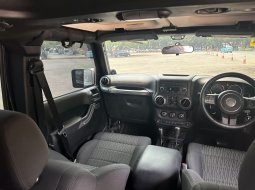 Jual Mobil Jeep Wrangler Sport Unlimited 2011 Hitam Siap pakai… 8