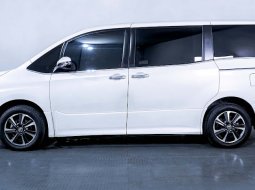 Toyota Voxy 2.0 A/T 2018 11