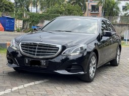 Jual cepat mobil Mercedes-Benz E-Class E 200 2016 Sedan siap pakai.. 1