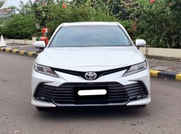 Toyota Camry 2.5 V 2023 putih km 2 rban pajak panjang tangan pertama dari baru cash kredit proses bs