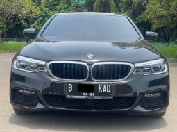 Promo Jual mobil BMW 5 Series 530i 2020 Sedan hitam 3
