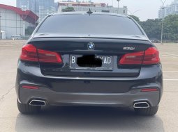 Promo Jual mobil BMW 5 Series 530i 2020 Sedan hitam 6