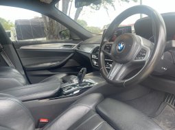 Promo Jual mobil BMW 5 Series 530i 2020 Sedan hitam 8