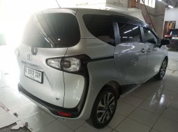 Toyota Sienta V CVT 2017 6