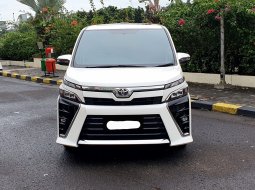 Toyota Voxy 2.0 A/T 2019 putih km 44rban pajak panjang tgn pertama cash kredit proses bisa dibantu