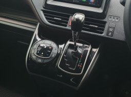 Toyota Voxy 2.0 A/T 2019 putih km 44rban pajak panjang tgn pertama cash kredit proses bisa dibantu 14