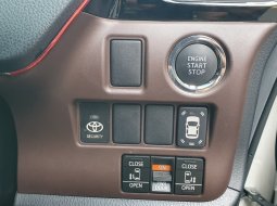 Toyota Voxy 2.0 A/T 2019 putih km 44rban pajak panjang tgn pertama cash kredit proses bisa dibantu 18