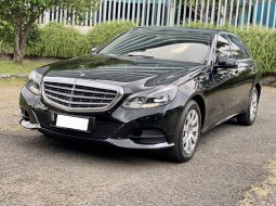 Mercedes-Benz E-Class E 200 2016 Hitam 2