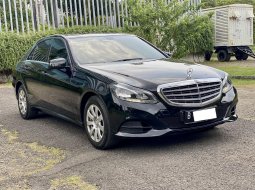 Mercedes-Benz E-Class E 200 2016 Hitam 3