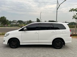 Toyota Kijang Innova E 2012 komplit 10