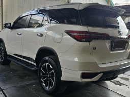 Toyota Fortuner 2.4 GR A/T ( Matic Diesel ) 2021 Putih Km Cuma 27rban Mulus Siap Pakai 4
