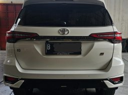 Toyota Fortuner 2.4 GR A/T ( Matic Diesel ) 2021 Putih Km Cuma 27rban Mulus Siap Pakai 5