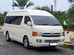 Toyota Hiace Commuter 2009 matic putih siap pakai 1