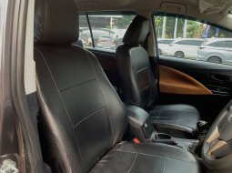 Toyota Kijang Innova V A/T Gasoline 2019 Abu-abu 8
