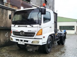 Hino ranger engkel Tracktor Head SG 260 J 2012 kepala trailer SG260J