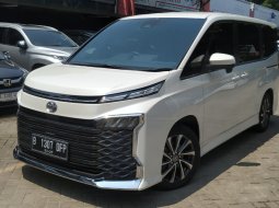 Toyota Voxy 2.0 A/T 2022 Putih KM 17rb TGN 1