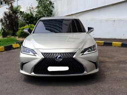 Lexus ES 300h Ultra Luxury 2018 km 15 ribuan cream pajak panjang cash kredit proses bisa dibantu