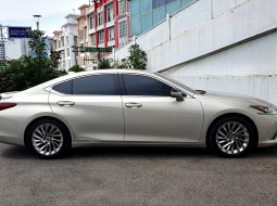 Lexus ES 300h Ultra Luxury 2018 km 15 ribuan cream pajak panjang cash kredit proses bisa dibantu 6