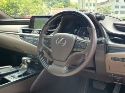 Lexus ES 300h Ultra Luxury 2018 km 15 ribuan cream pajak panjang cash kredit proses bisa dibantu 14