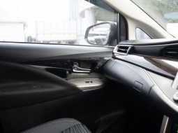 Toyota Kijang Innova V Luxury 2021 Abu-abu 11