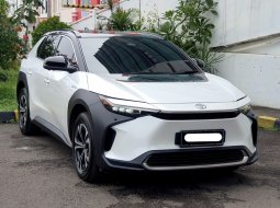 Toyota bZ4X 2023 putih km 6 ribuan listrik bebas gage cash kredit proses bisa dibantu