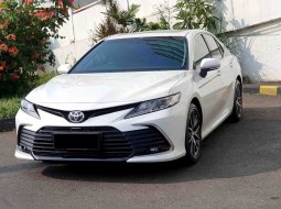Toyota Camry 2.5 V 2021 putih km28rban sunroof pajak panjang tangan pertama cash kredit bisa dbantu 2