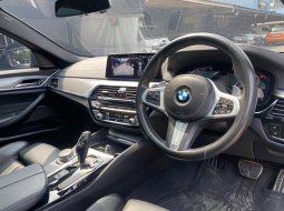 BMW 5 Series 530i M Sport 2020 Hitam 9