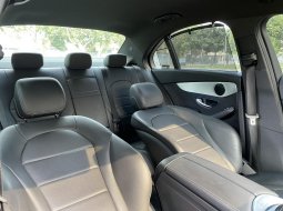 Mercedes-Benz C-Class C200 2018 Hitam 9