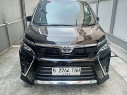 Toyota Voxy 2.0 A/T 2017 1