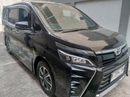 Toyota Voxy 2.0 A/T 2017 2