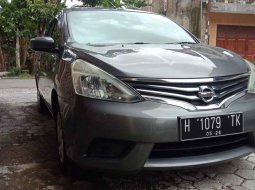 Nissan Grand Livina 1.5 NA Abu-abu hitam