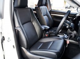 Toyota Hilux 2.4L D-Cab V AT 2023 Putih 15