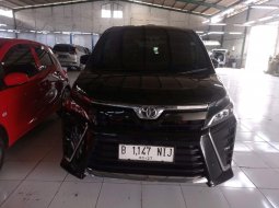 Toyota Voxy 2.0 A/T 2017