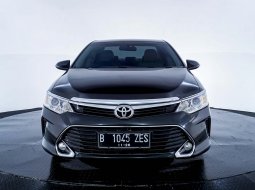 Toyota Camry V AT 2016 Sedan 1