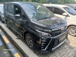 Jual Toyota Voxy 2.0 A/T 2019 Hitam 2