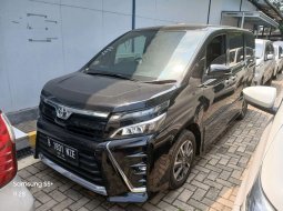 Jual Toyota Voxy 2.0 A/T 2019 Hitam 3