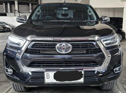 Toyota Hilux 2.4 V Double Cabin 4x4 A/T 2022 Hitam Km 16rban Mulus Siap Pakai