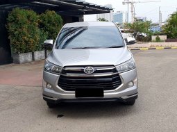 Toyota Venturer 2.0 A/T Bensin Facelift 2018 Silver