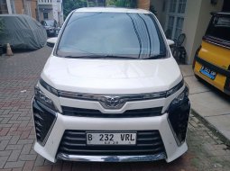 Jual Toyota Voxy 2.0 AT 2017 Putih