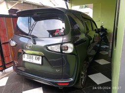 Jual Toyota Sienta V CVT 2017 Abu-abu 5