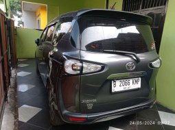 Jual Toyota Sienta V CVT 2017 Abu-abu 6